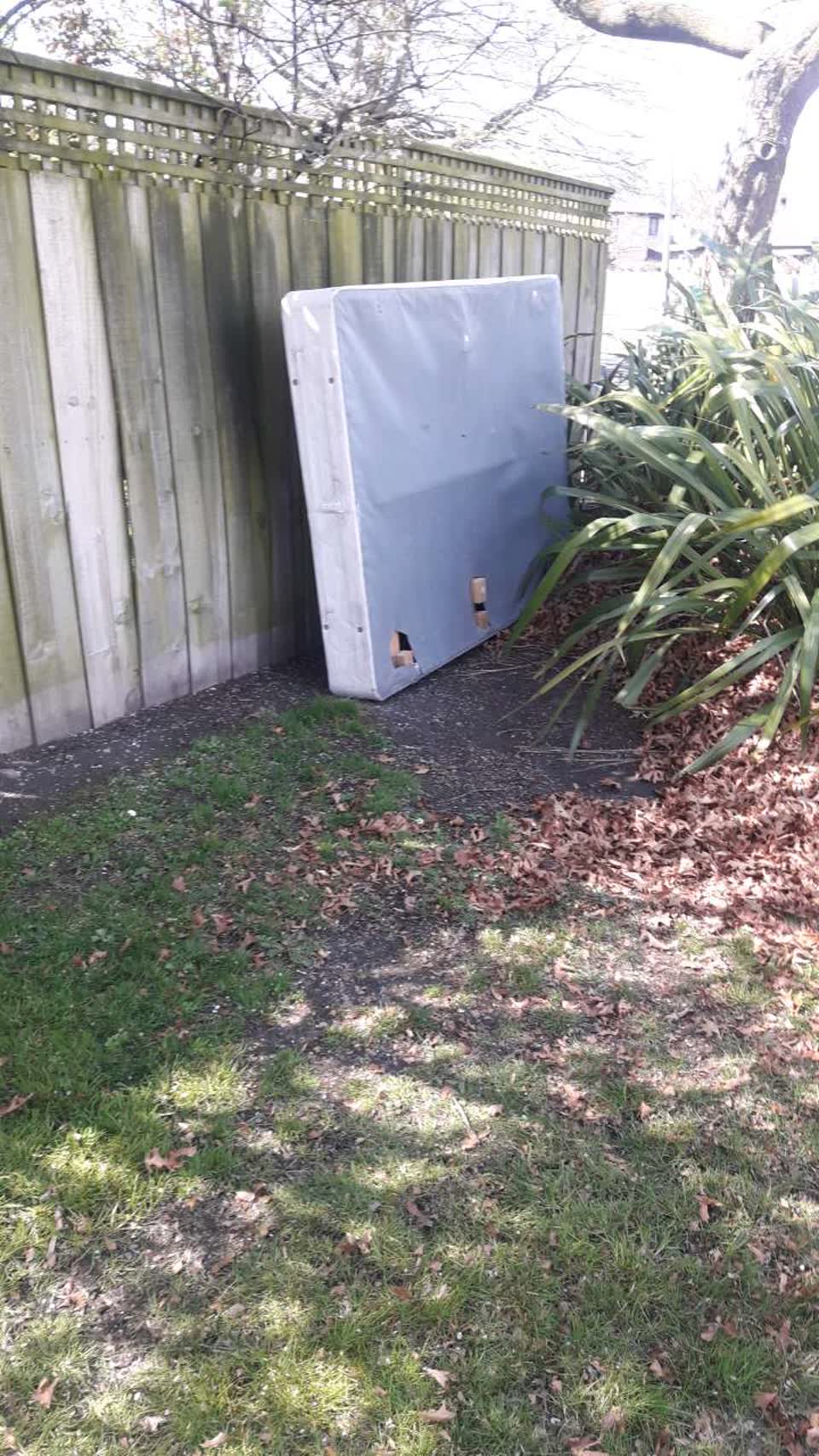 The photograph attached to this dumped rubbish report