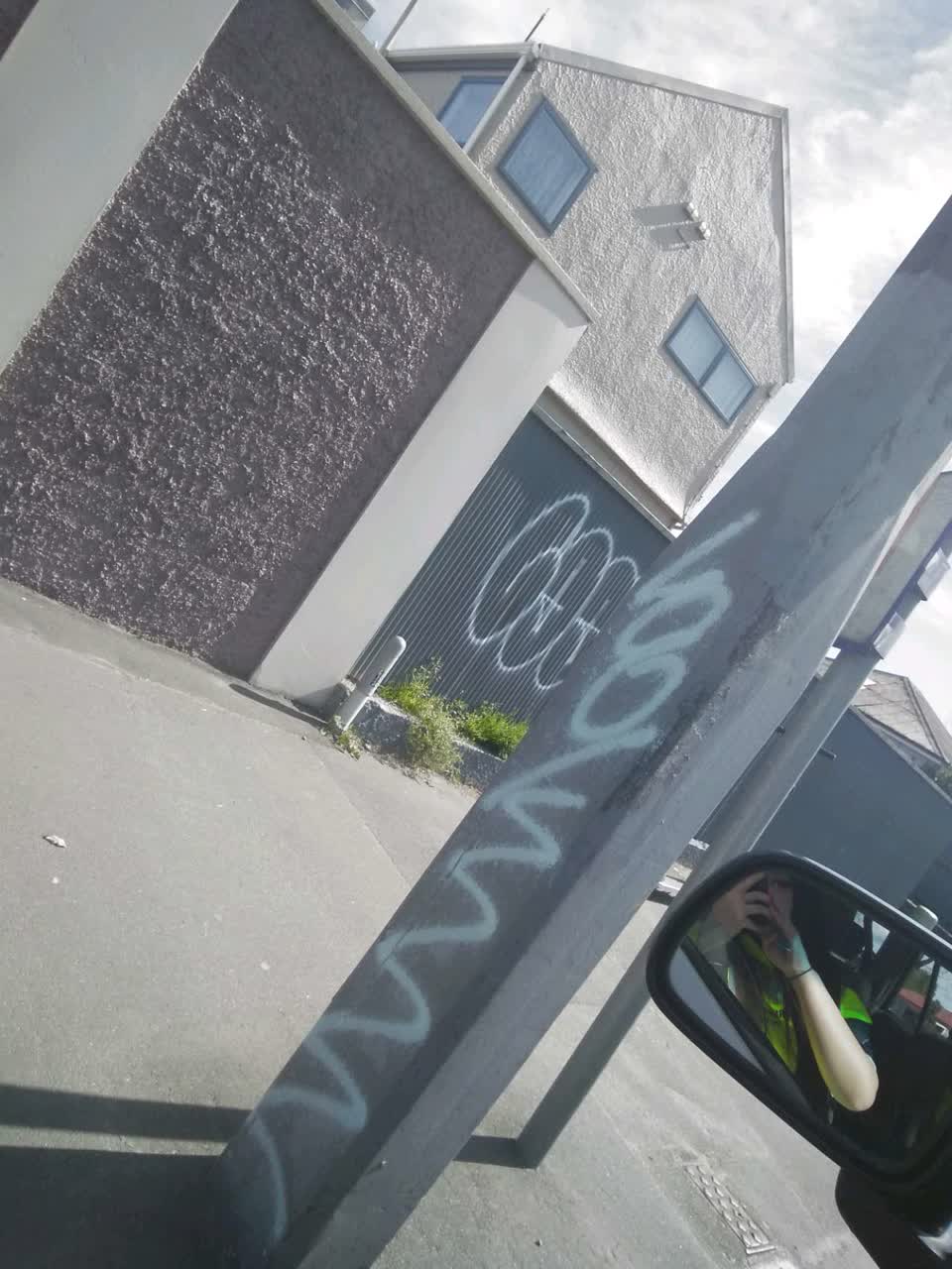 The photograph attached to this graffiti - general report