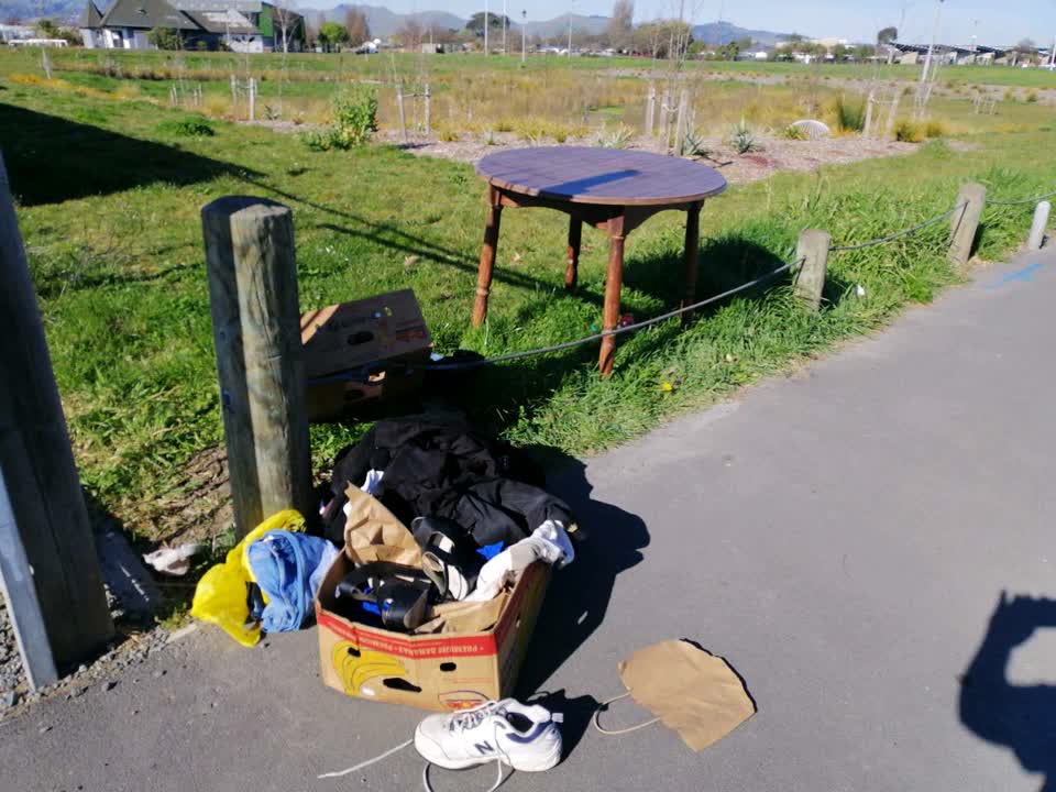 The photograph attached to this rubbish/recycling report
