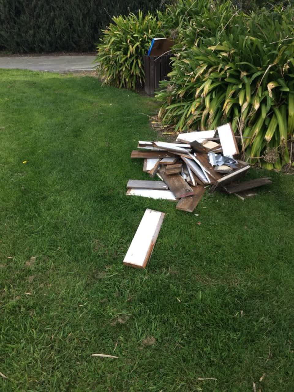 The photograph attached to this rubbish/recycling report