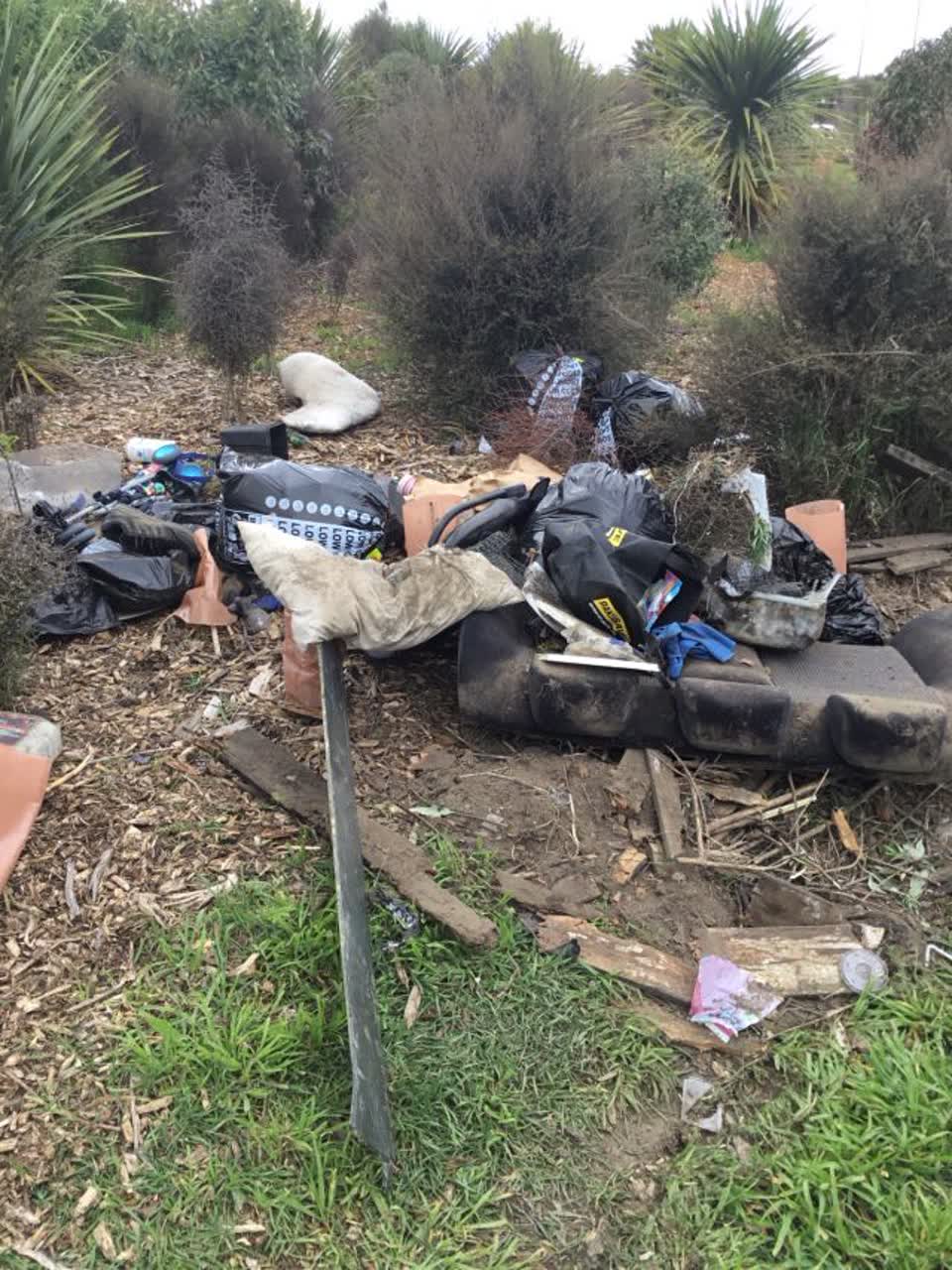 The photograph attached to this rubbish/recycling report