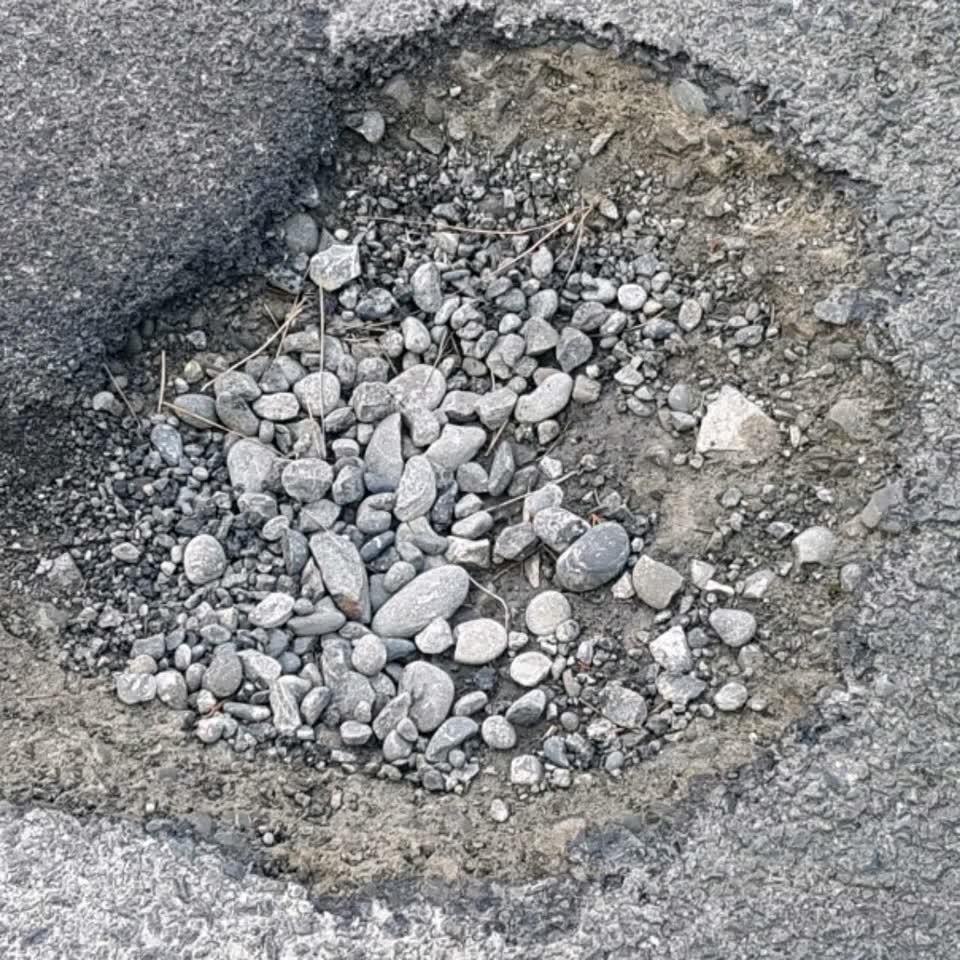 The photograph attached to this roading/streets report