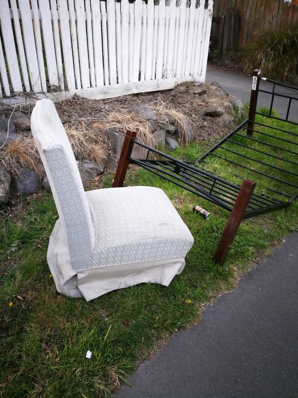 The photograph attached to this rubbish/recycling report