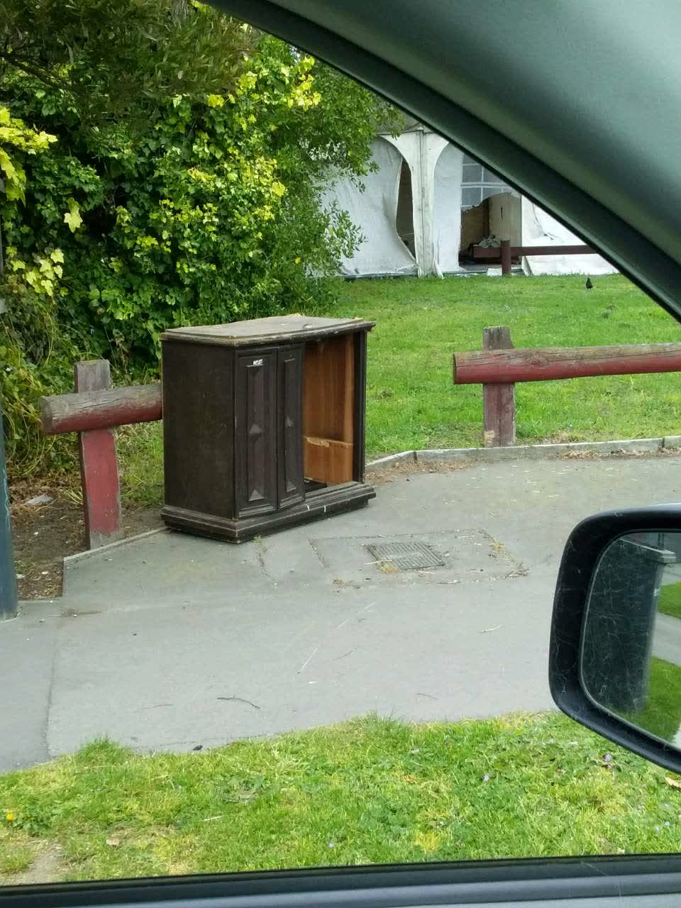 The photograph attached to this rubbish/recycling report