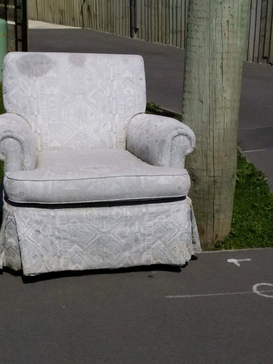 The photograph attached to this rubbish/recycling report