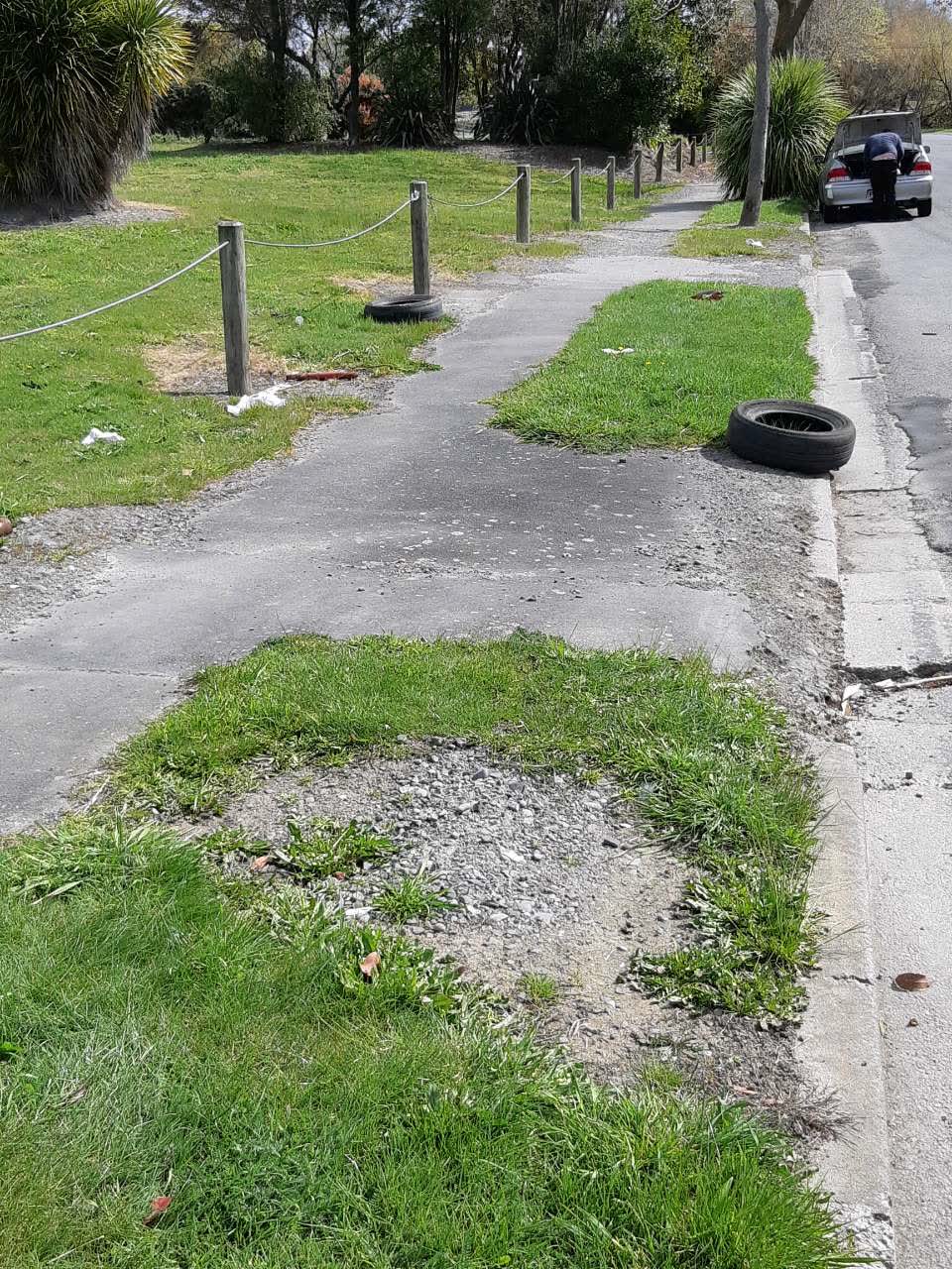 The photograph attached to this rubbish/recycling report