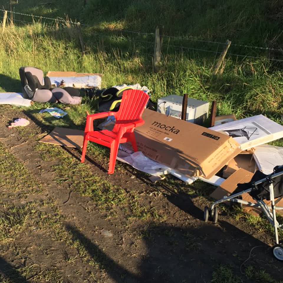 The photograph attached to this rubbish/recycling report