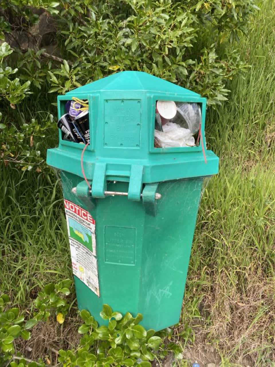 The photograph attached to this rubbish/recycling report