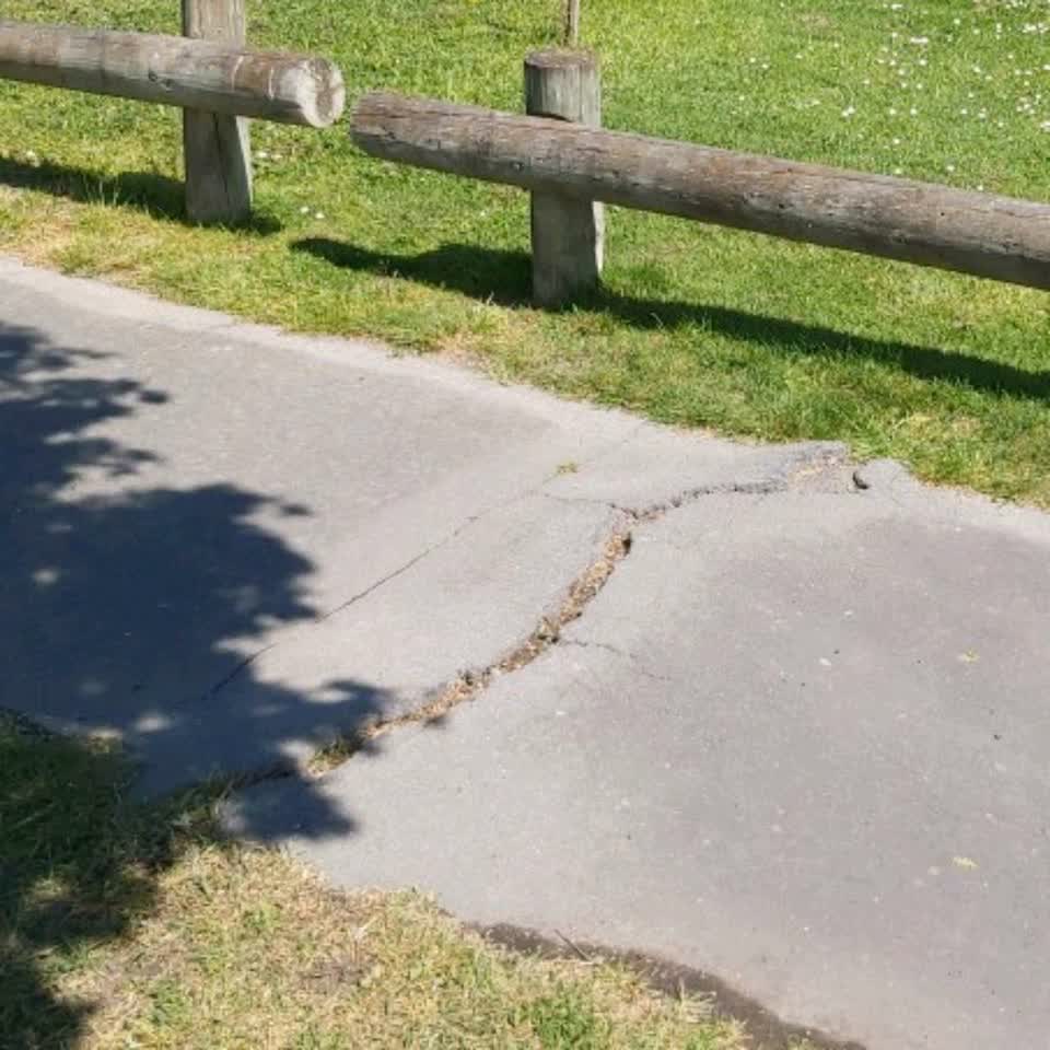 The photograph attached to this roading/streets report
