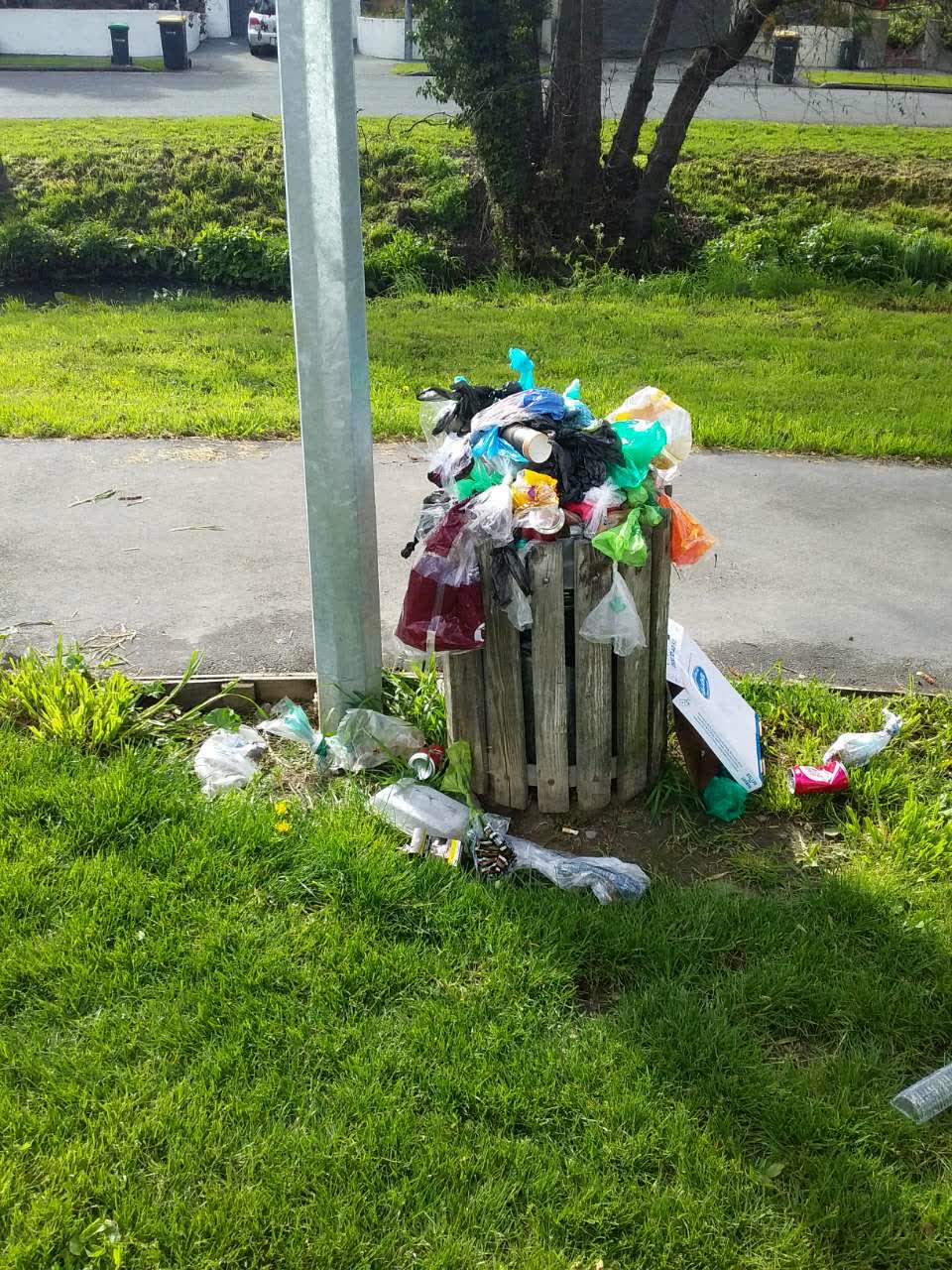 The photograph attached to this rubbish/recycling report