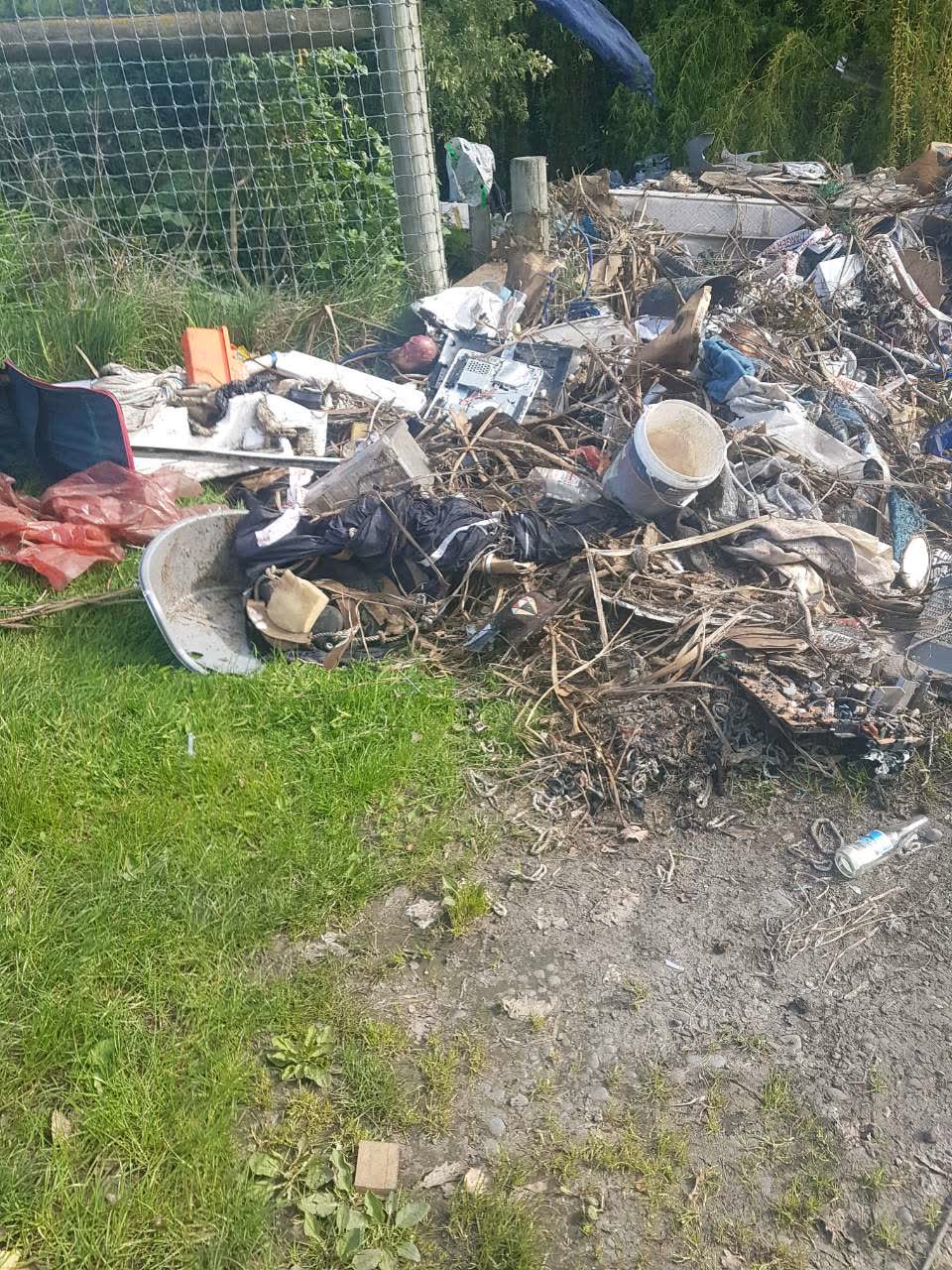 The photograph attached to this rubbish/recycling report