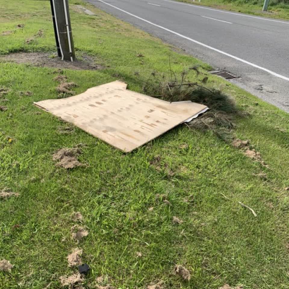 The photograph attached to this rubbish/recycling report