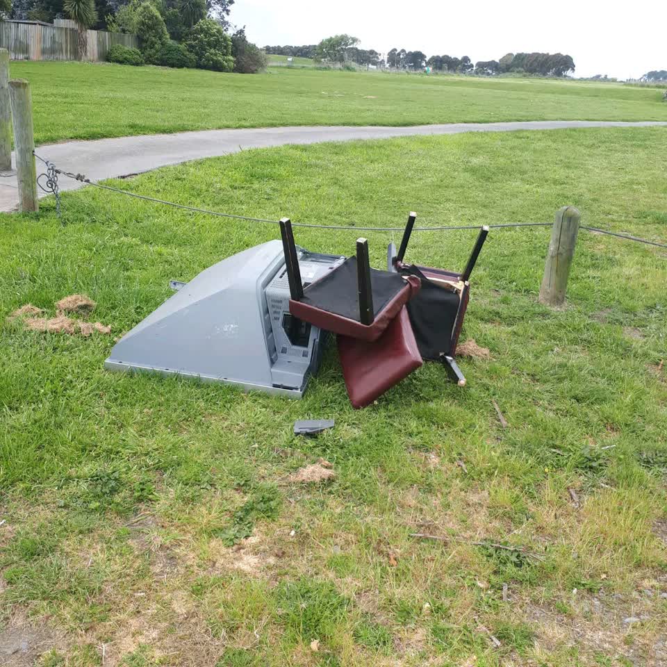 The photograph attached to this rubbish/recycling report