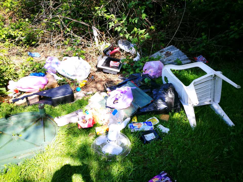 The photograph attached to this rubbish/recycling report