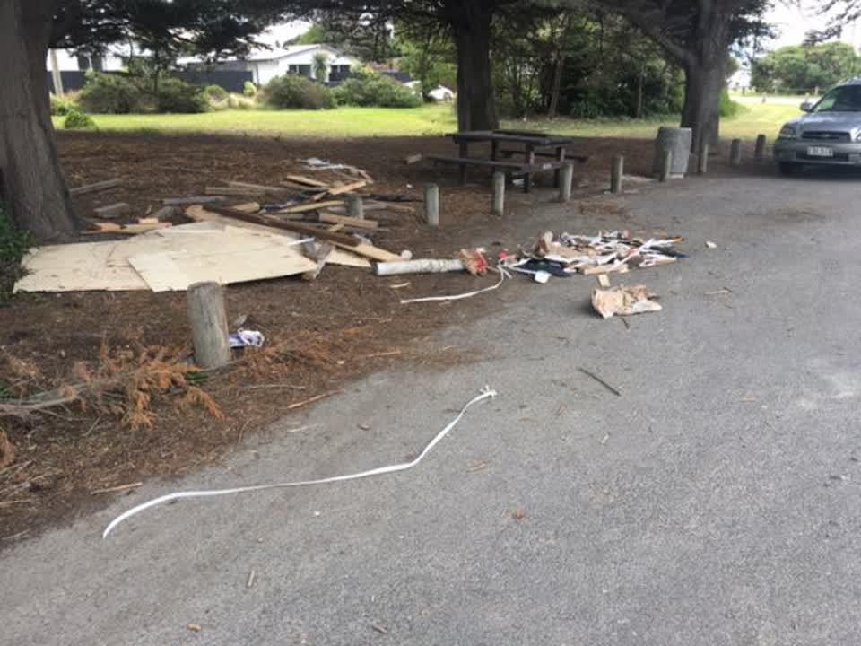 The photograph attached to this rubbish/recycling report