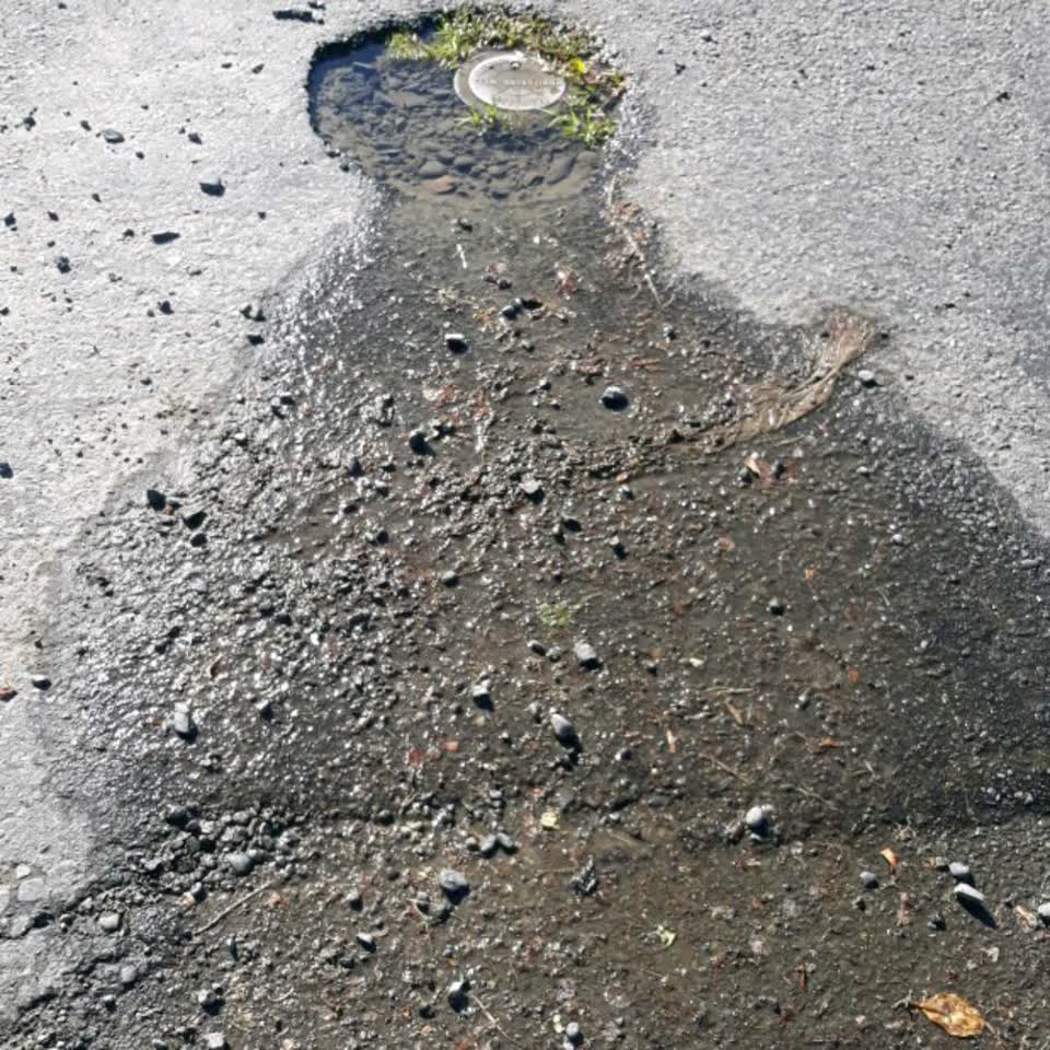 The photograph attached to this roading/streets report