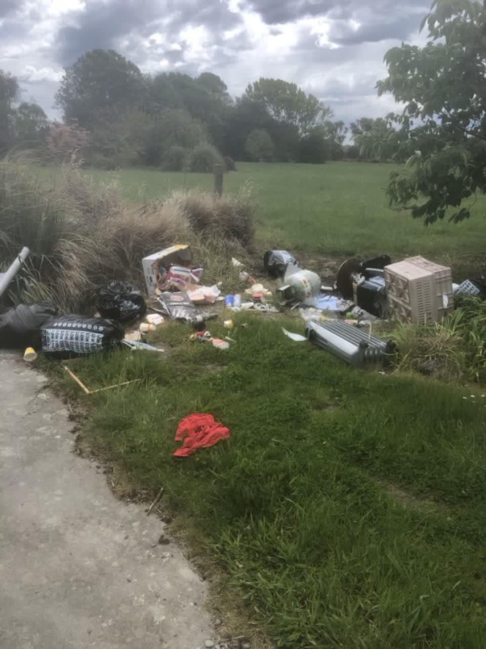 The photograph attached to this rubbish/recycling report