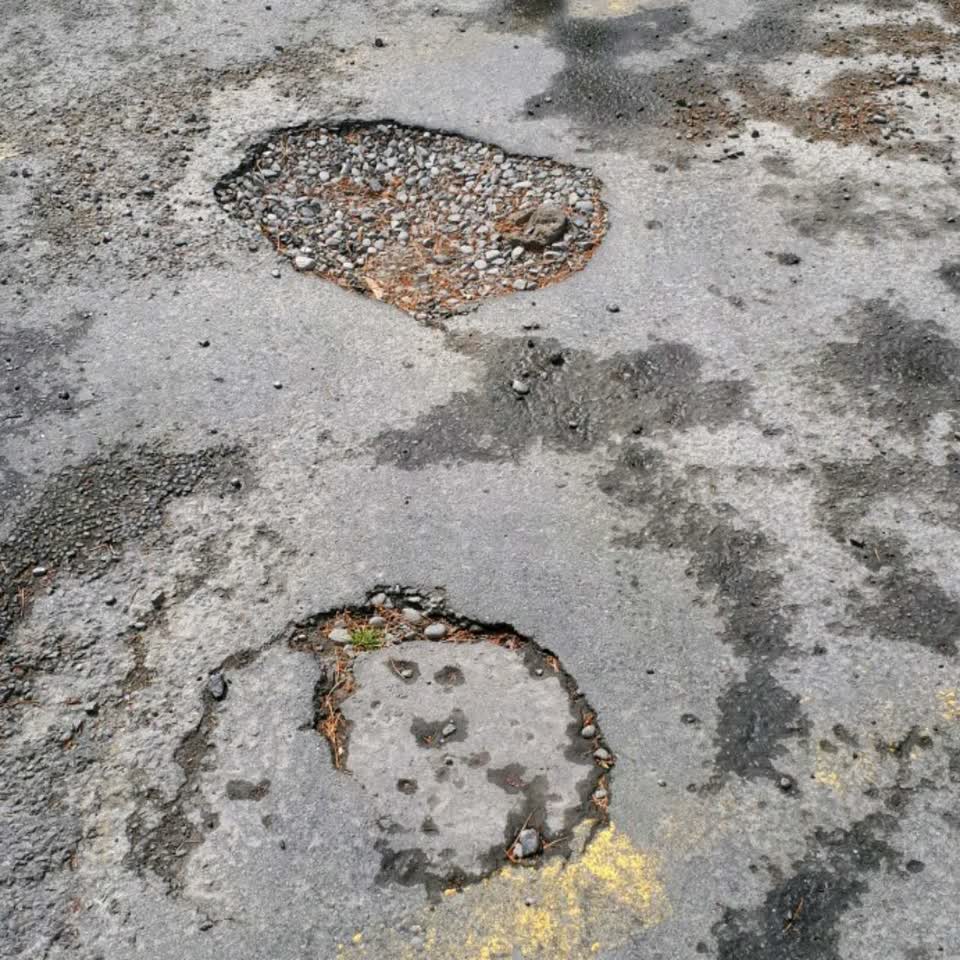 The photograph attached to this roading/streets report