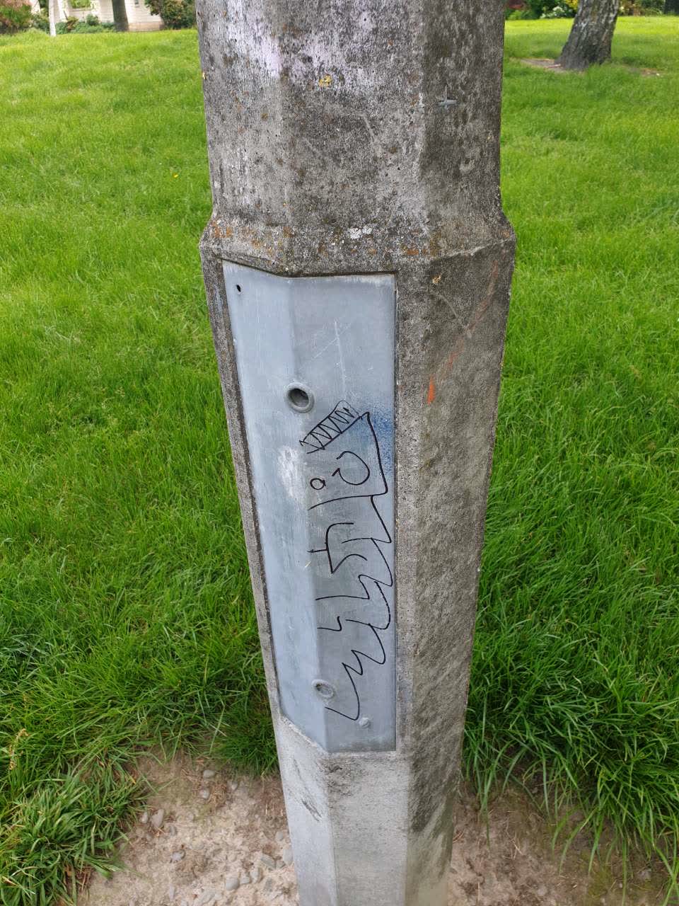 The photograph attached to this graffiti report
