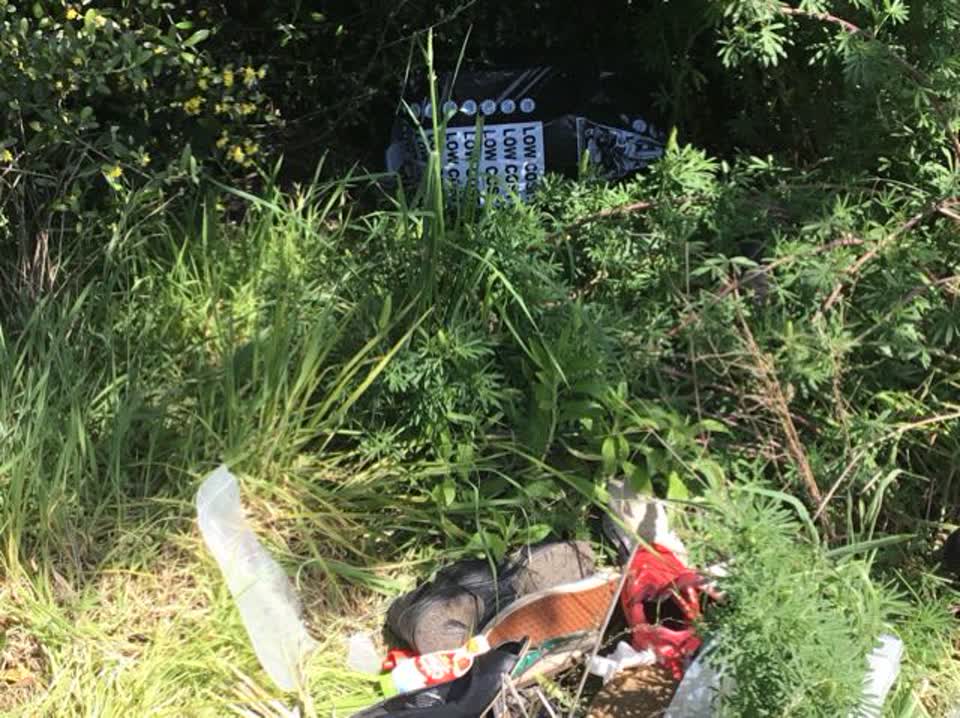The photograph attached to this rubbish/recycling report