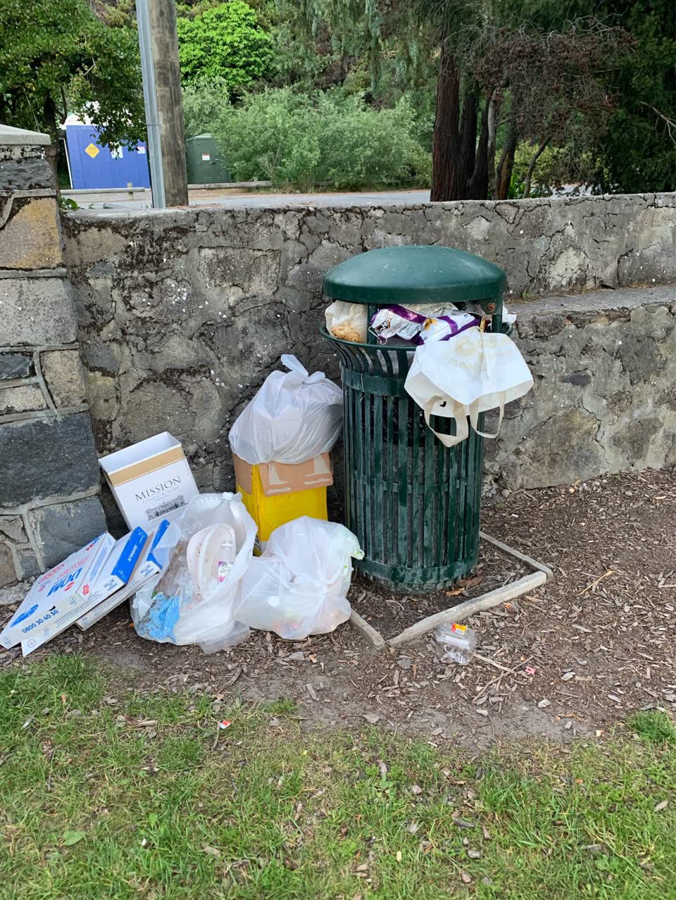 The photograph attached to this rubbish/recycling report