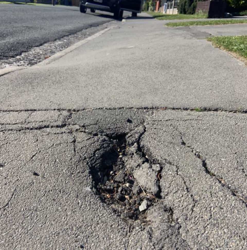 The photograph attached to this roading/streets report