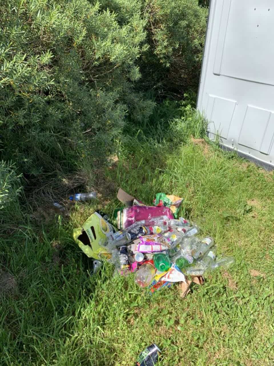 The photograph attached to this rubbish/recycling report