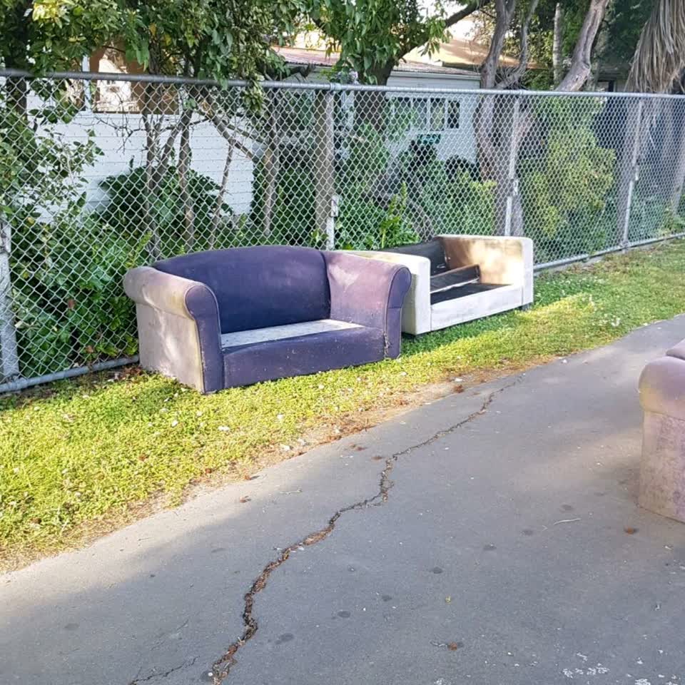 The photograph attached to this rubbish/recycling report