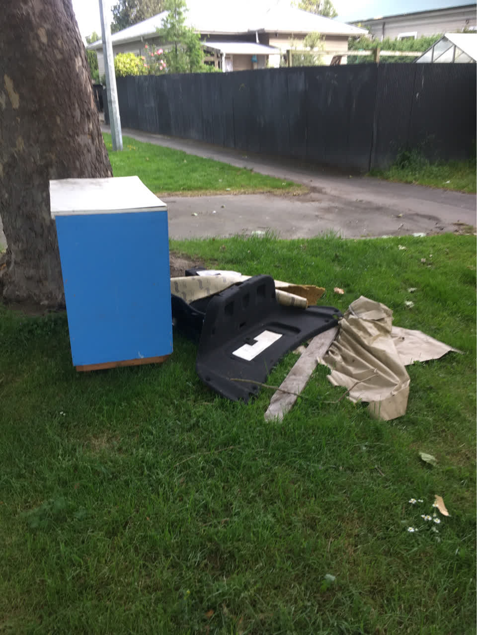 The photograph attached to this rubbish/recycling report