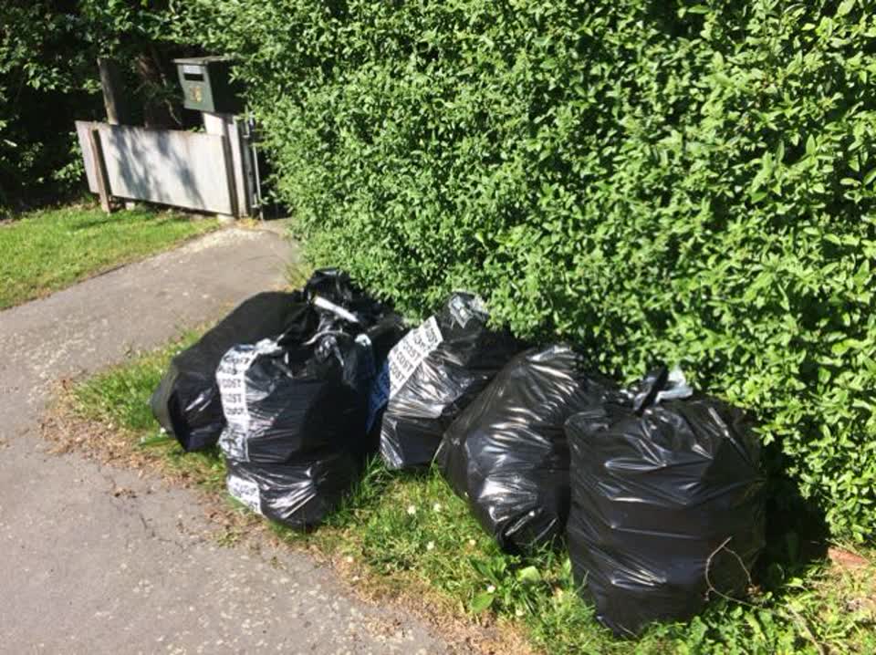 The photograph attached to this rubbish/recycling report