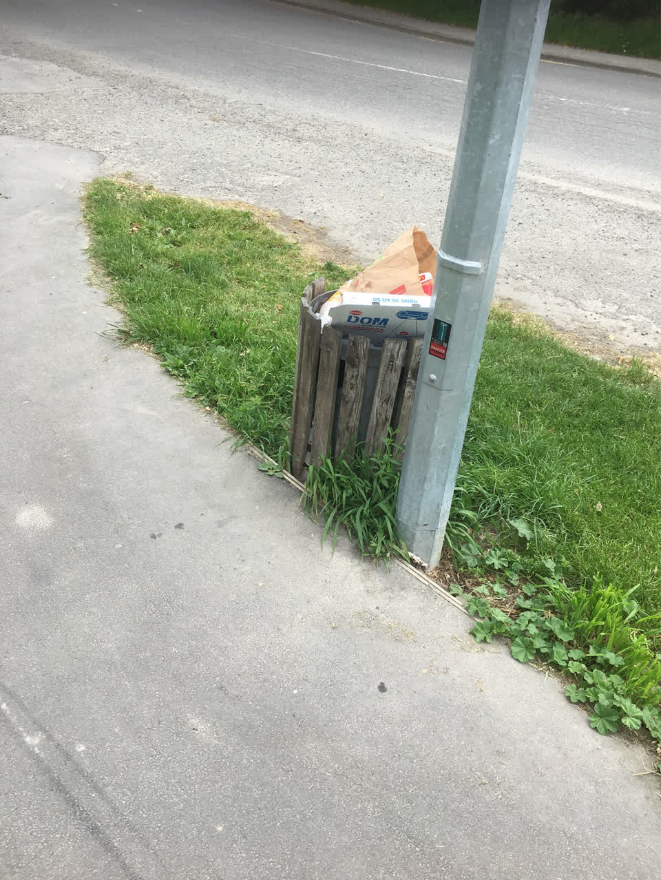 The photograph attached to this rubbish/recycling report
