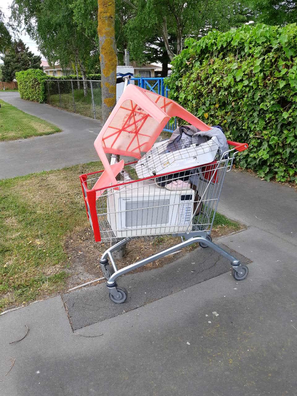 The photograph attached to this rubbish/recycling report