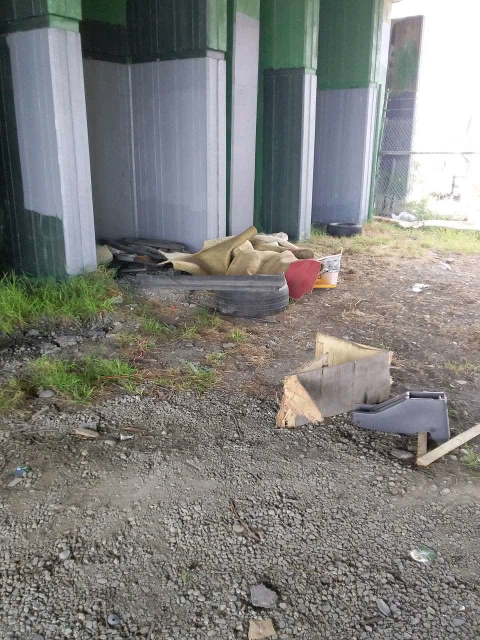 The photograph attached to this rubbish/recycling report