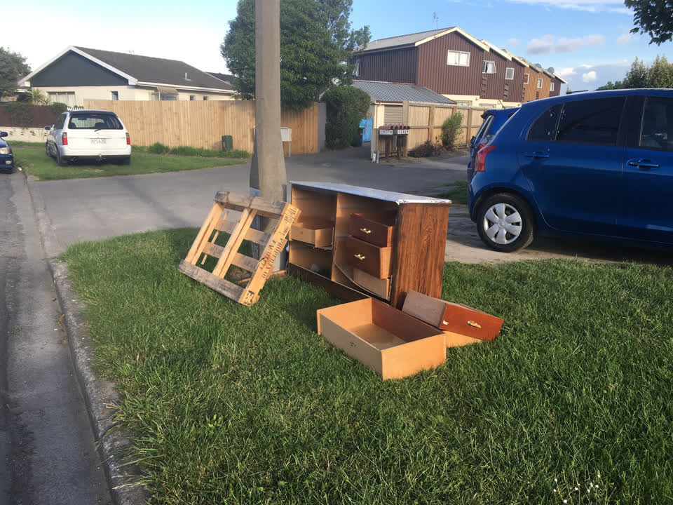 The photograph attached to this rubbish/recycling report