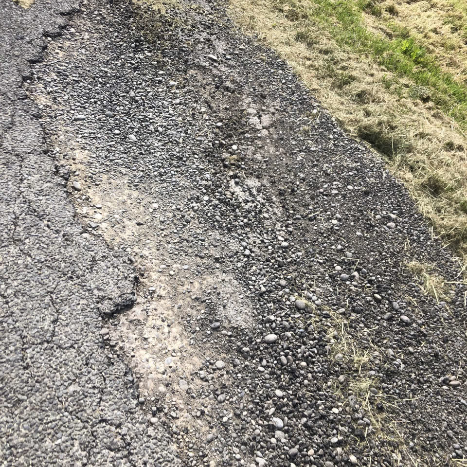 The photograph attached to this roading/streets report