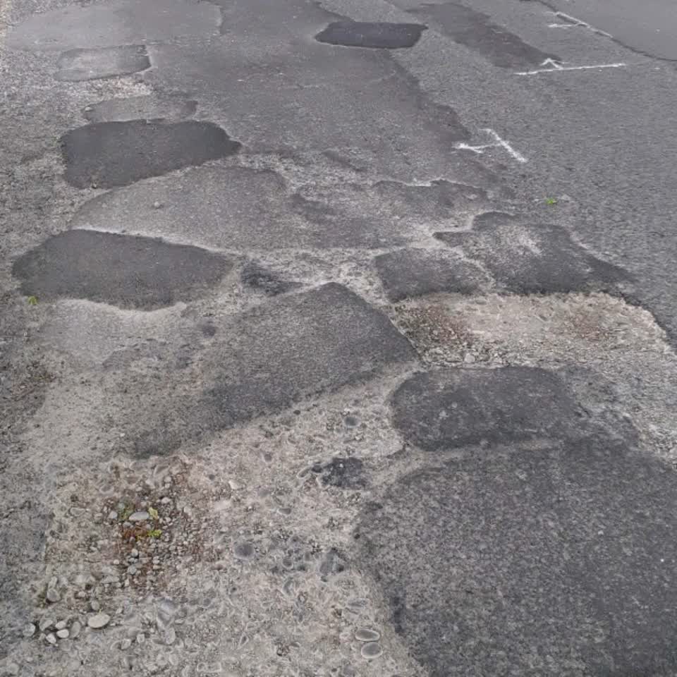 The photograph attached to this roading/streets report
