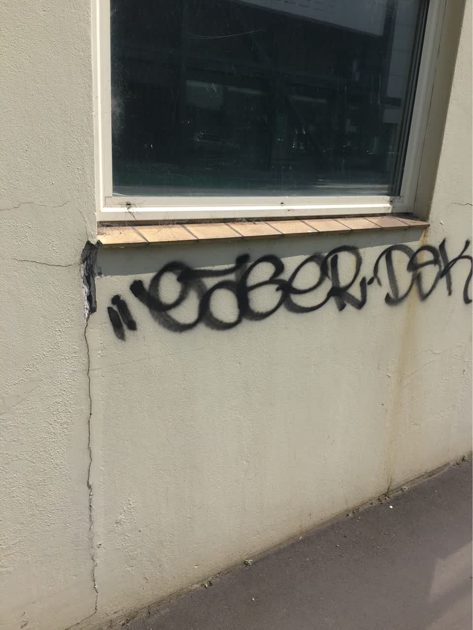 The photograph attached to this graffiti report