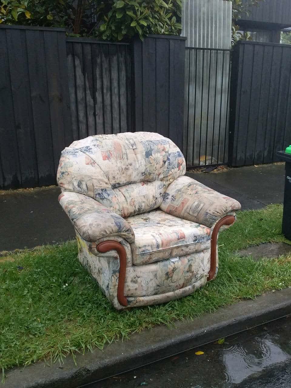 The photograph attached to this rubbish/recycling report