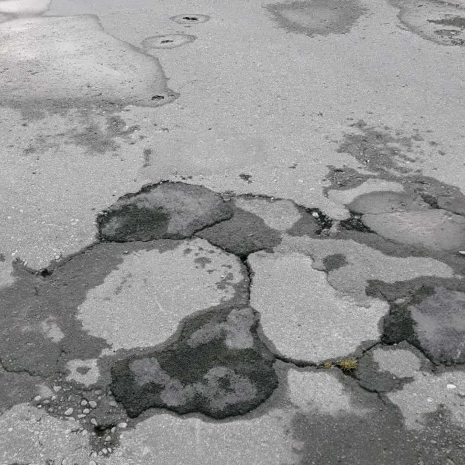 The photograph attached to this roading/streets report
