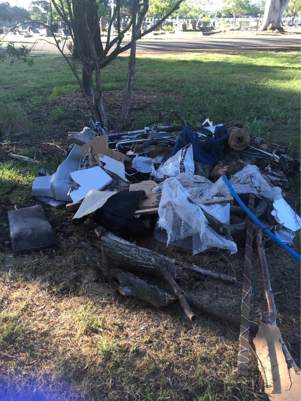 The photograph attached to this rubbish/recycling report