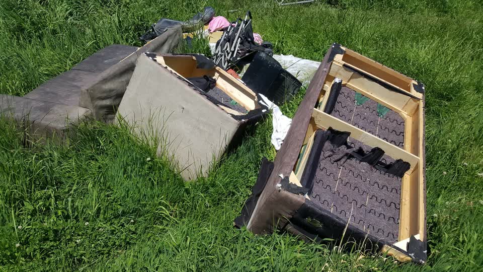 The photograph attached to this rubbish/recycling report