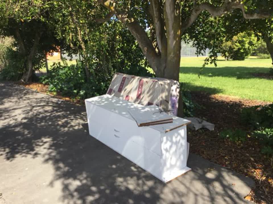The photograph attached to this rubbish/recycling report