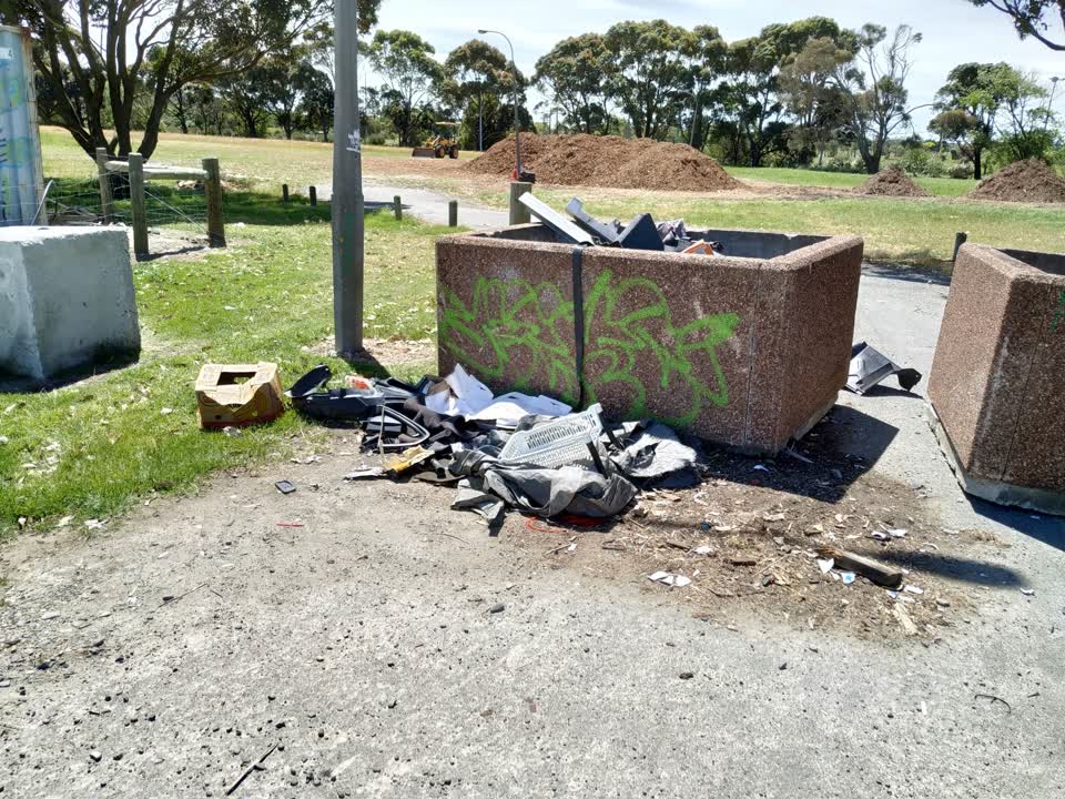 The photograph attached to this rubbish/recycling report