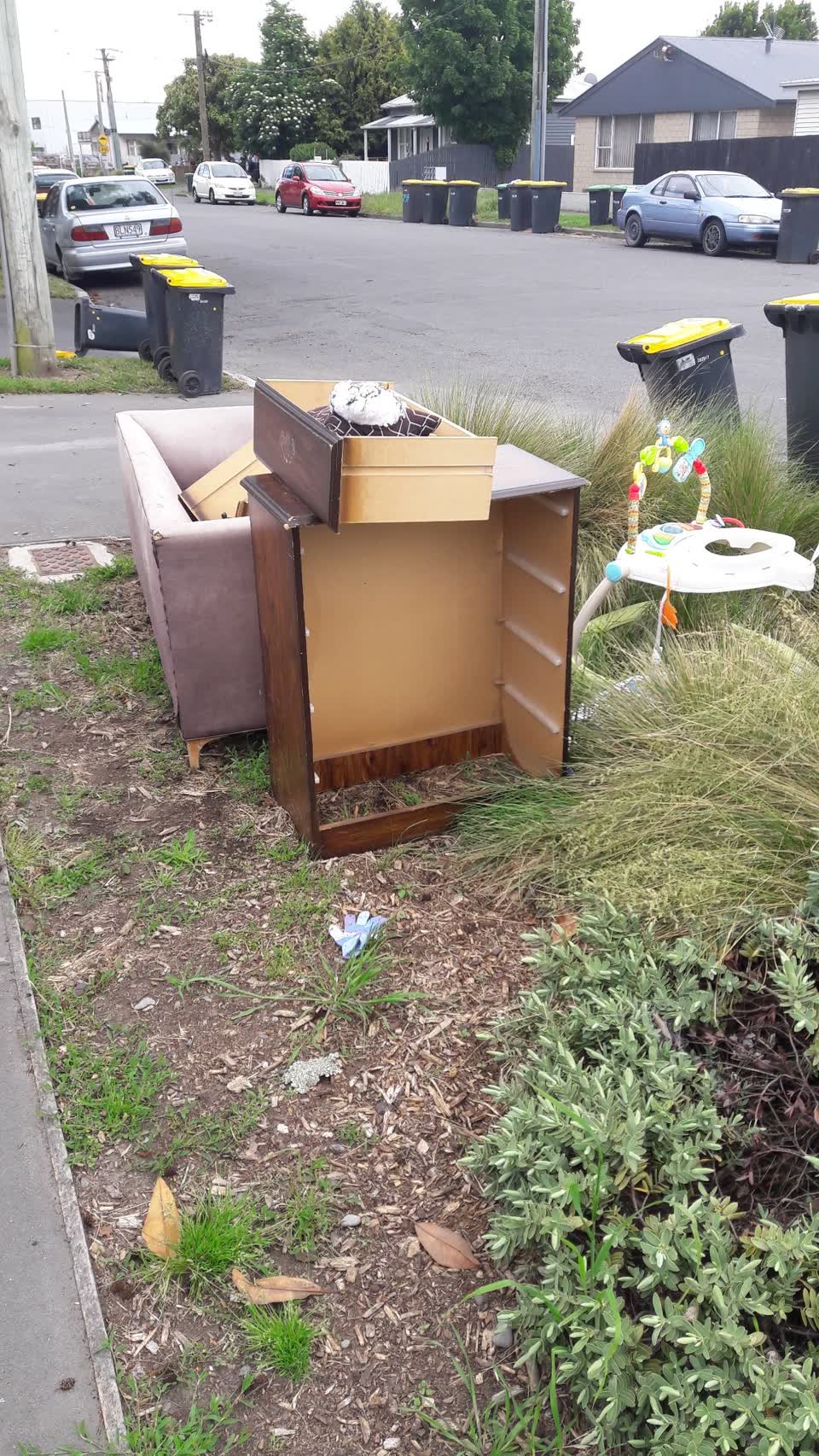 The photograph attached to this rubbish/recycling report