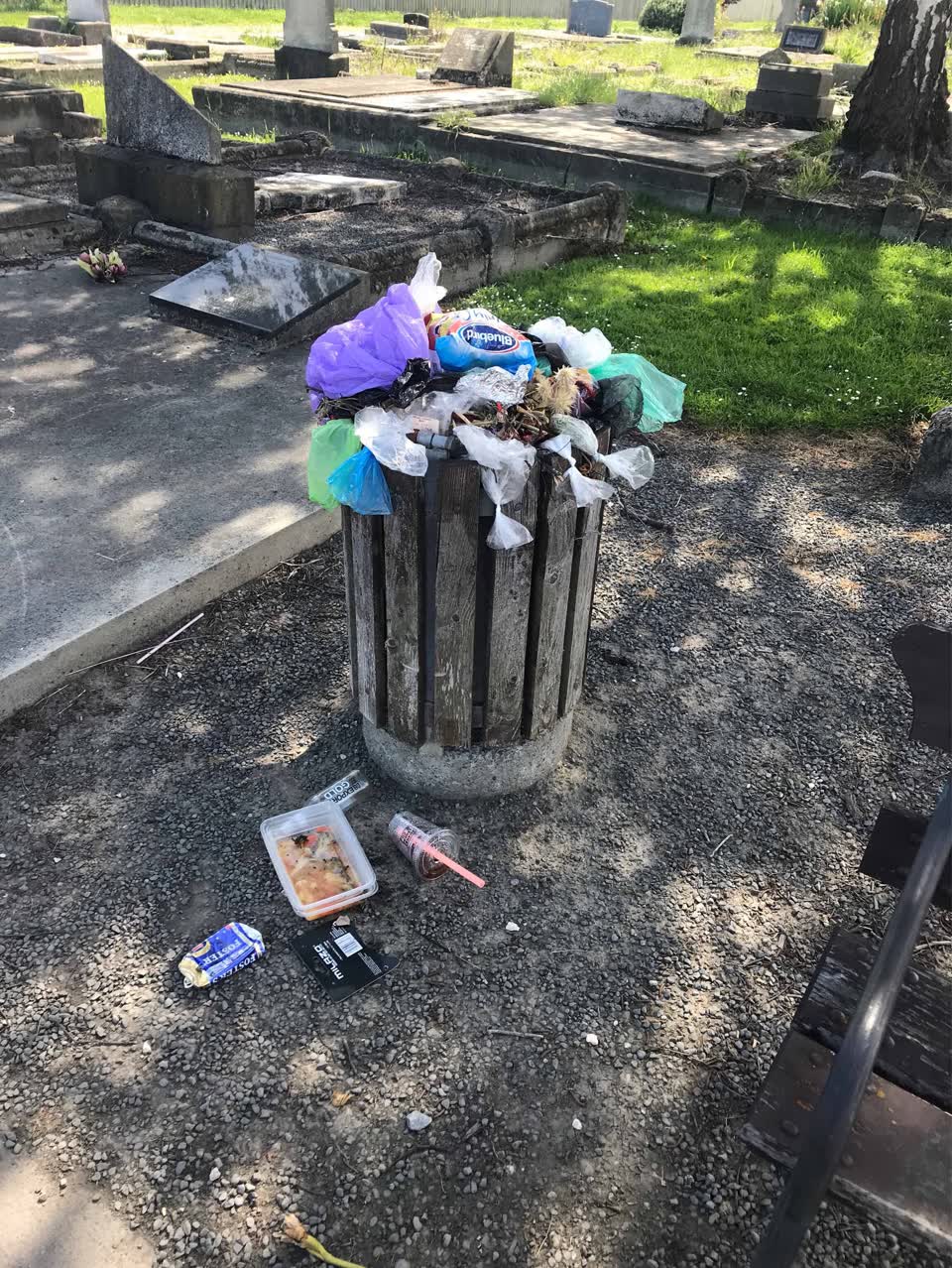 The photograph attached to this rubbish/recycling report
