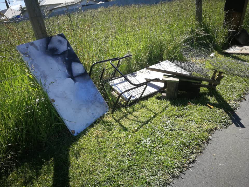 The photograph attached to this rubbish/recycling report