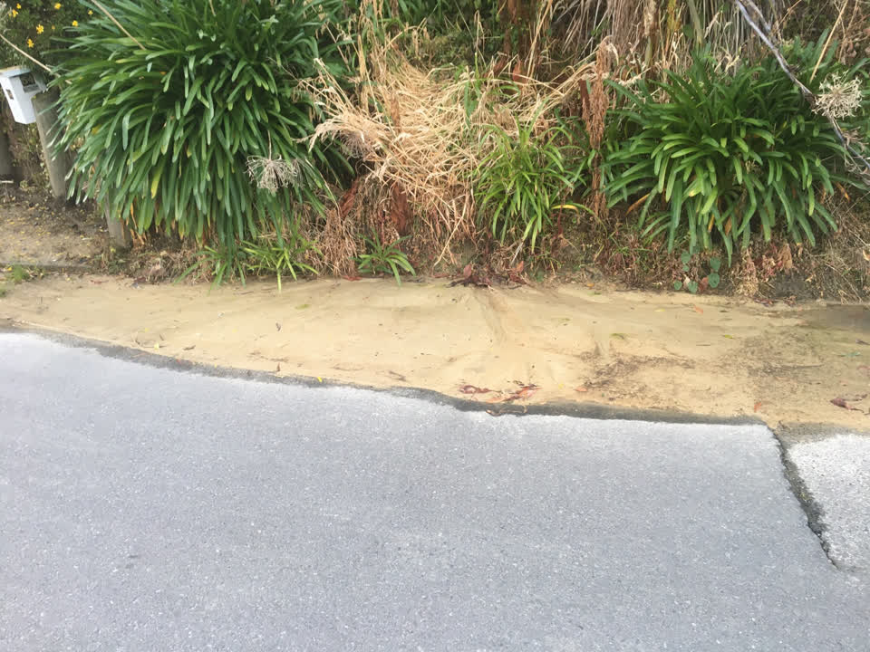 The photograph attached to this roading/streets report