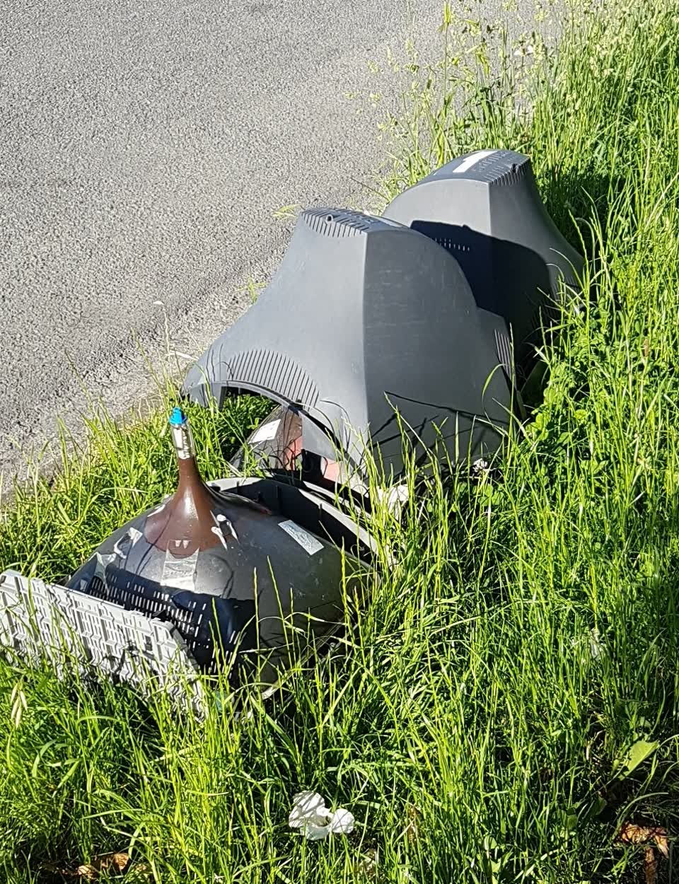 The photograph attached to this rubbish/recycling report