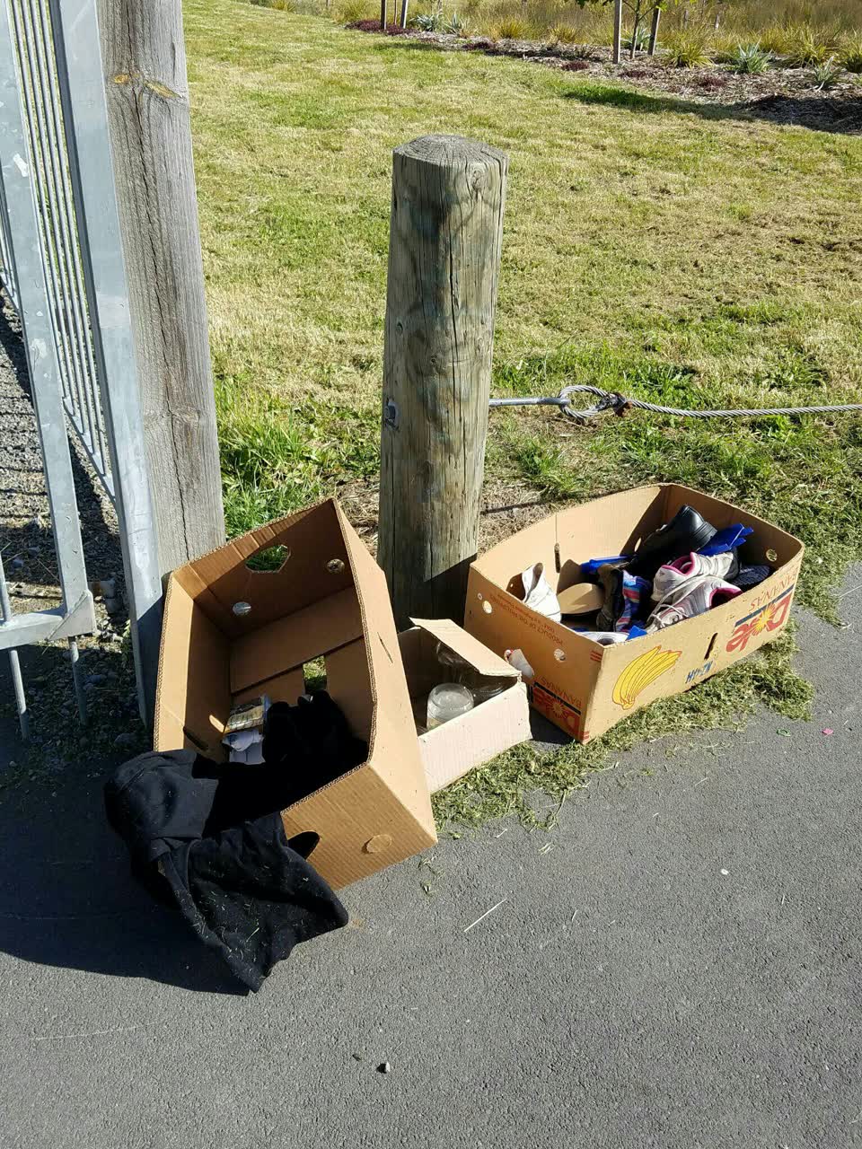 The photograph attached to this rubbish/recycling report