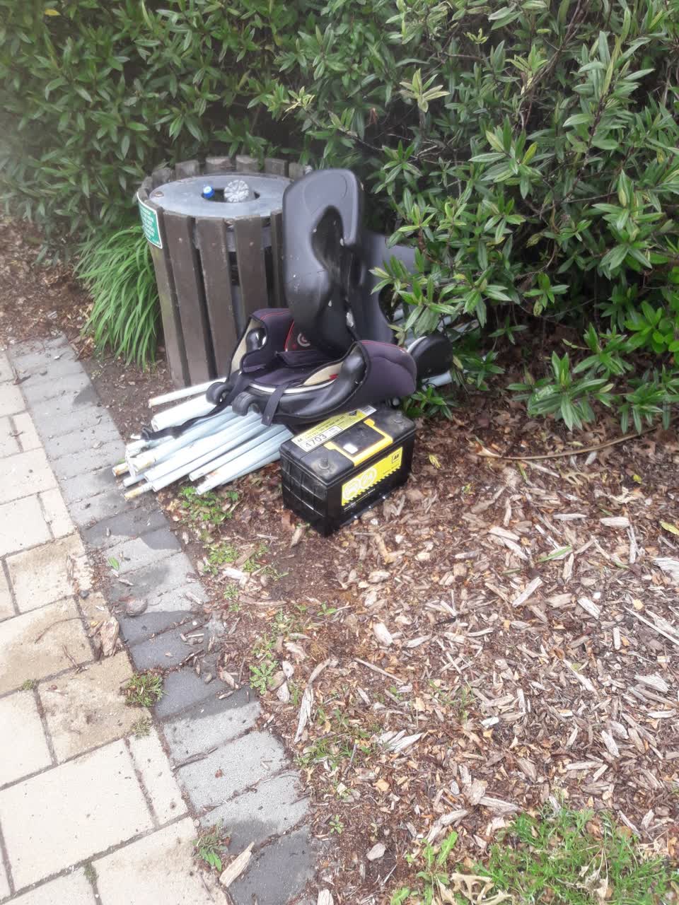 The photograph attached to this rubbish/recycling report